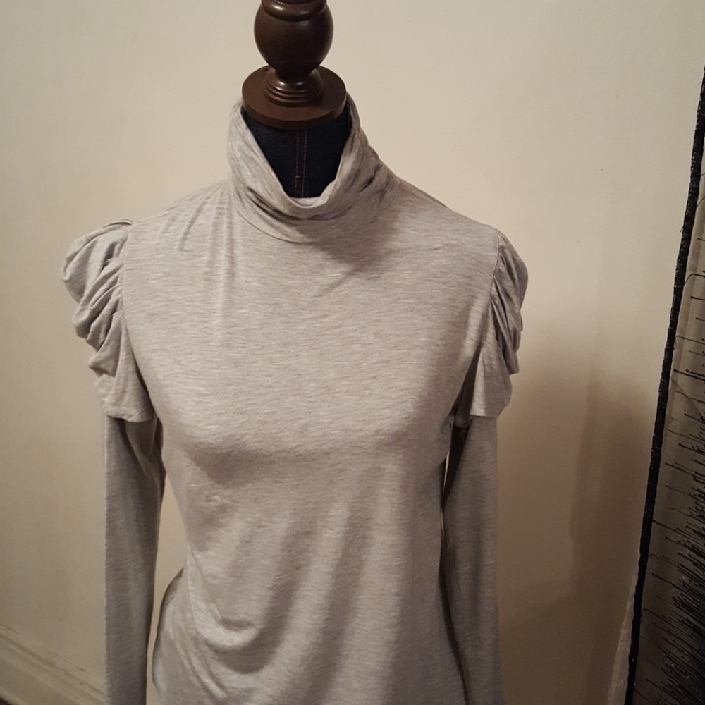 Apostrophe shirred-sleeve turtleneck